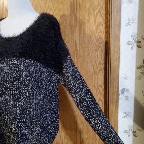 Vince Camuto fuzzy faux fur pullover sweater nylon/acrylic black/white S - Picture 6 of 10